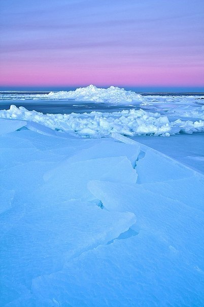 Внимание перетекает с голубого льда на первом плане, к розовеющему закату