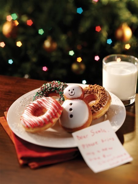 Праздничные Рождественские сладости со стаканом молока для ребенка и запиской от Санты на столе