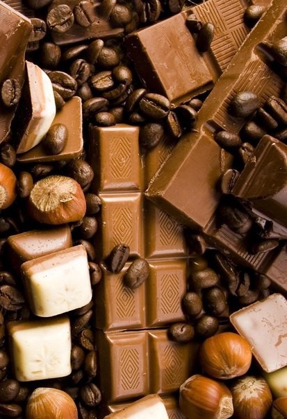 Темный и молочный шоколад в композиции с зернами кофе и орехами фундук
