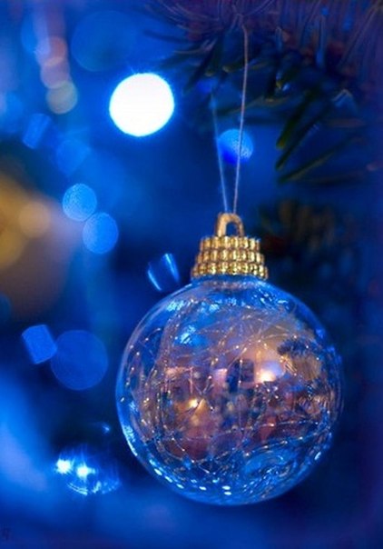 Сверкающий синий шарик на европейской рождественской елке