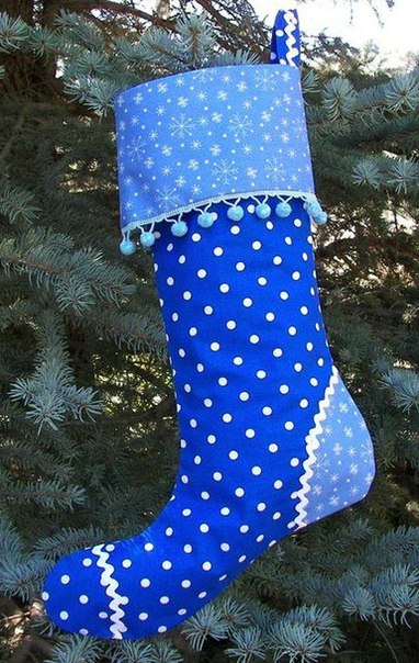 Синий носок на елке для рождественских подарков от Санты
