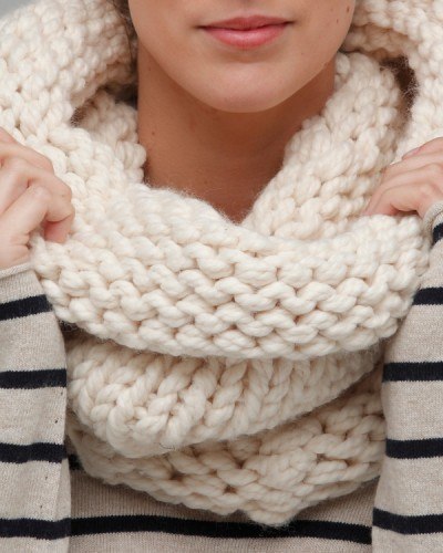 Теплый вязанный шарф нежно белого цвета на девушке
