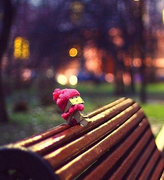 Одинокий картонный человечек ждет кого-то в осеннем парке