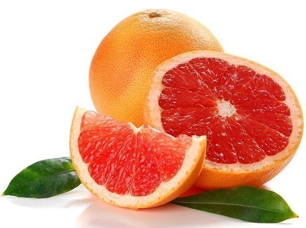 Красный грейпфрут на белом фоне