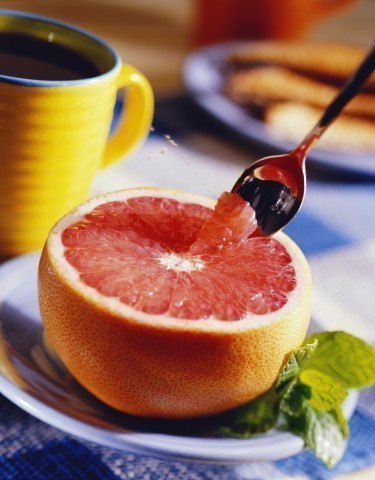Дольку красного грейпфрута достаем чайной ложкой