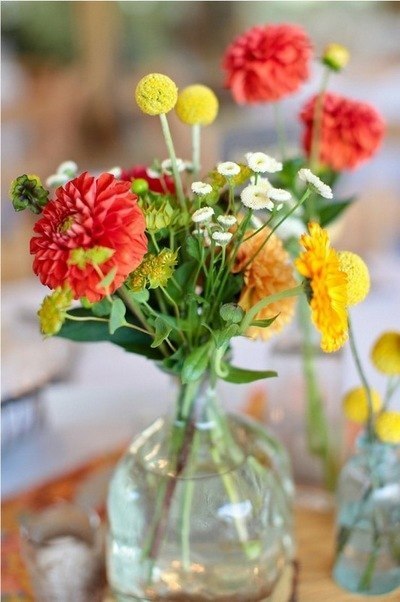 Яркие цветы в сочетании букета, стоящие в стеклянной вазе